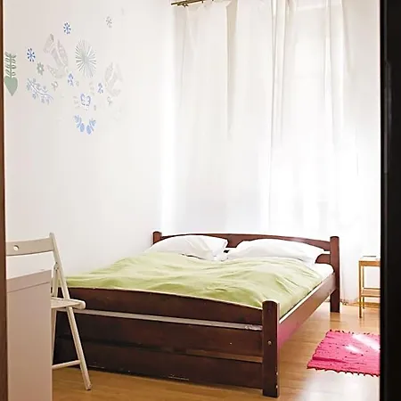 Folk Krakowskie Przedmiescie Hostel *